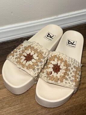 Crochet Slide Sandals in Cream and Tan
